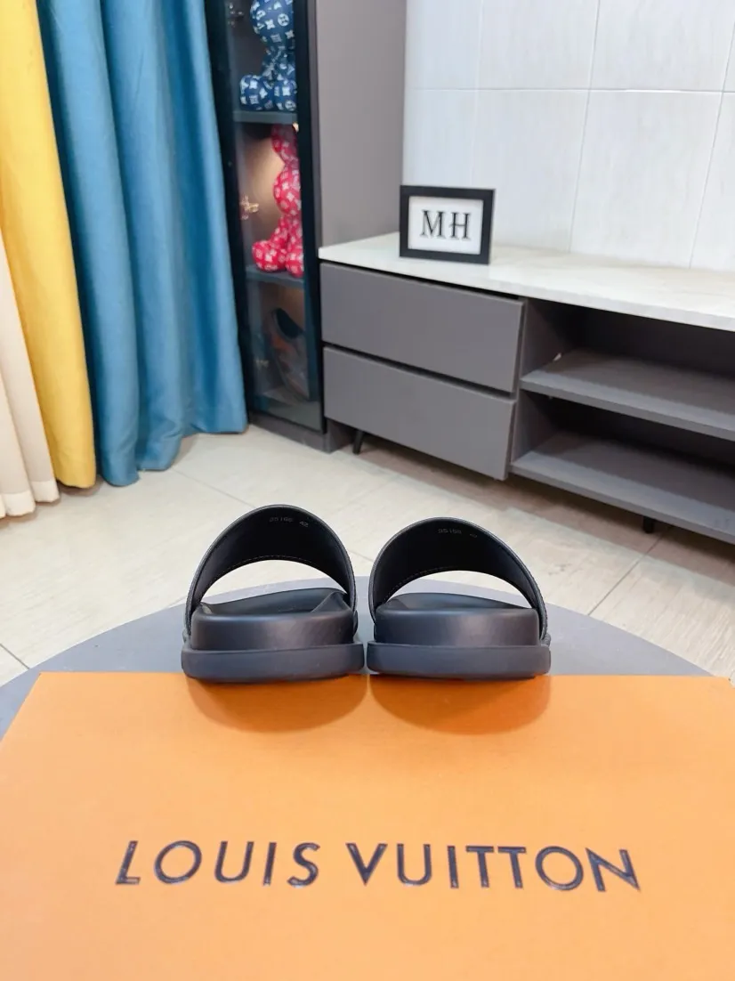 Ex-factory price 320🌹🌹 (lv-Louis Vuitton) new men's sandals, high-end boutique, exquisite embossed logo decoration on the upper, fine workmanship, super soft soles, casual, loose and comfortable, a must-have in summer! \nsize：38-44